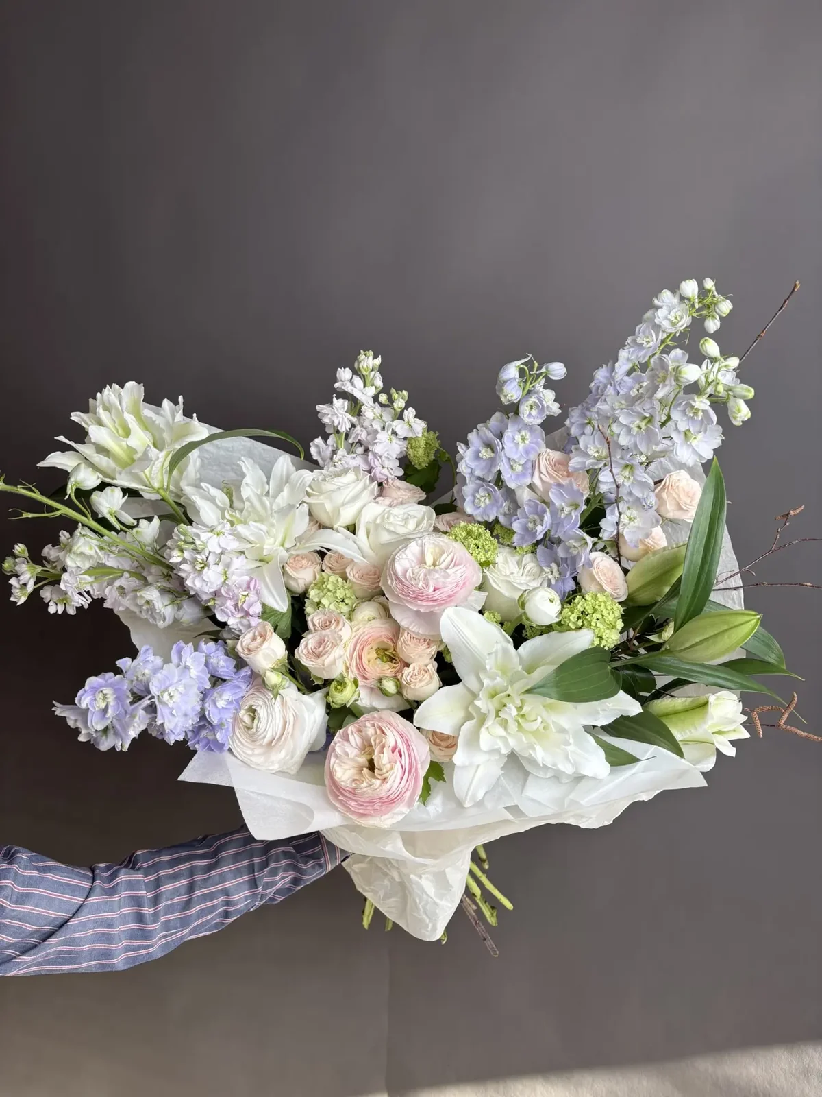 Авторский букет с дельфиниумом и ранункулюсами - фото 1