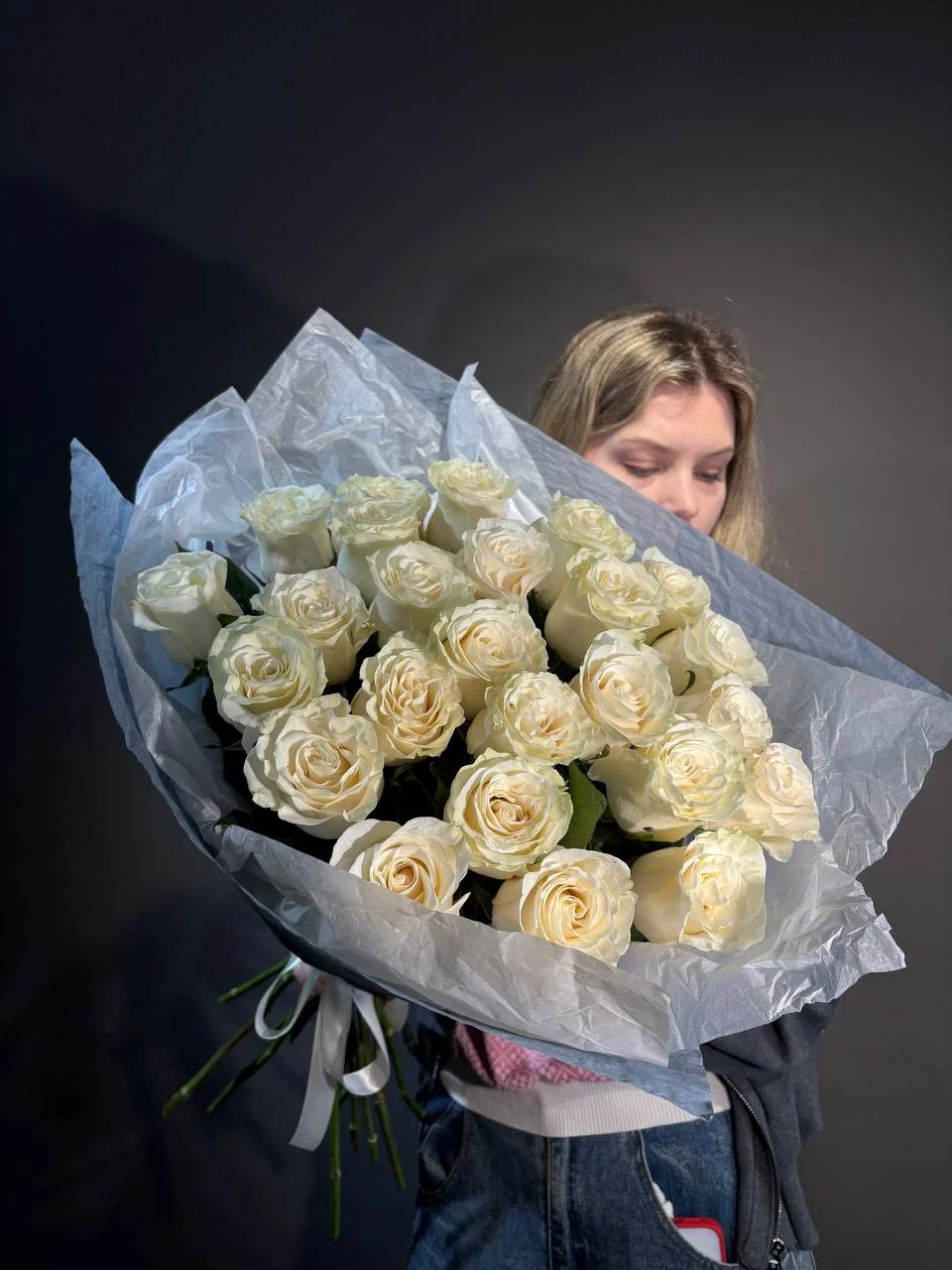 Моно букет 25 белых роз Mondial