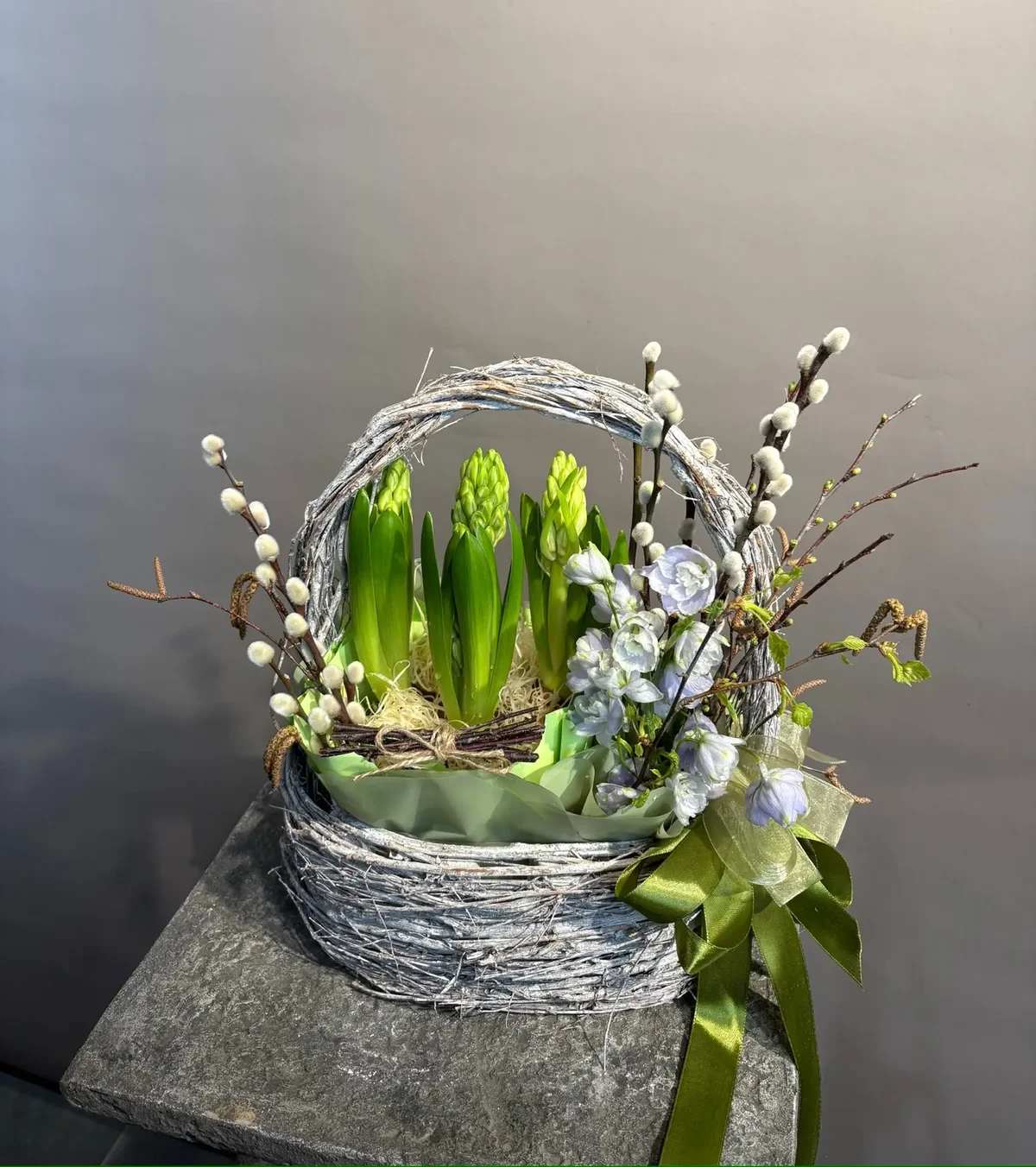 Весенняя композиция с луковичными гиацинтами - фото 1