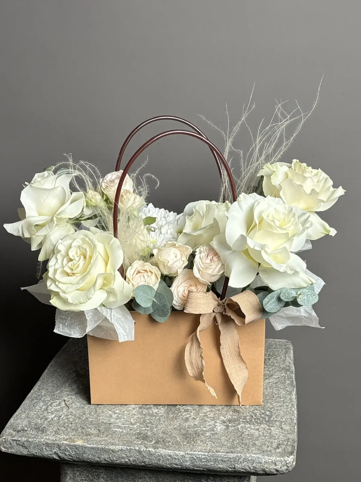 Композиция с белыми розами и эвкалиптом - фото 1