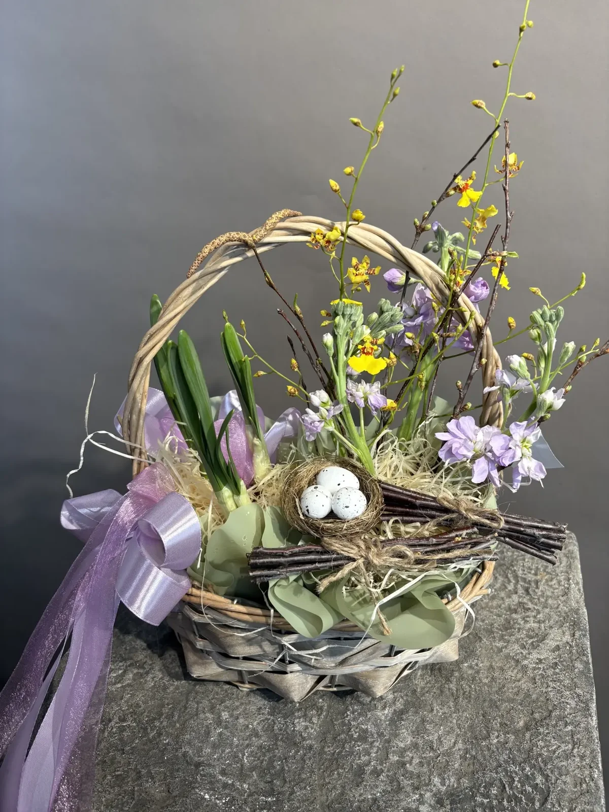 Весенняя композиция с луковичными нарциссами - фото 1