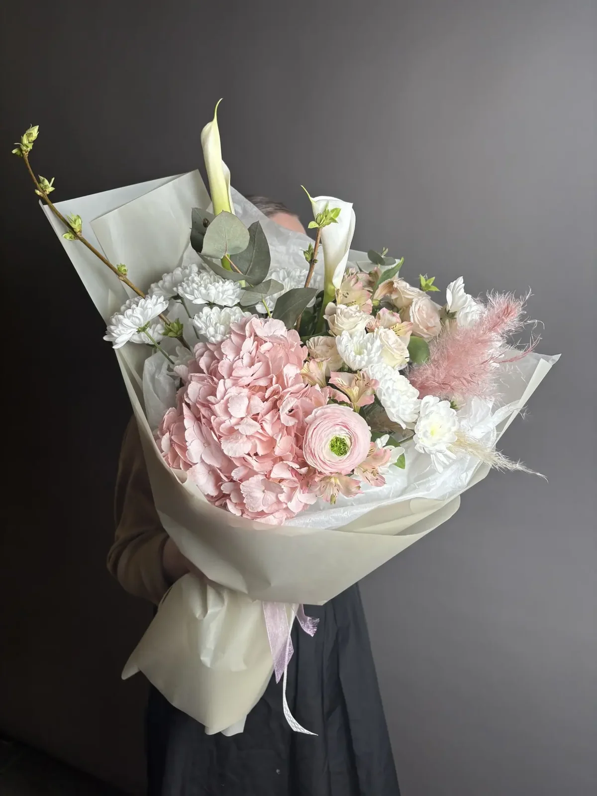 Авторский букет с ранункулюсами и каллой