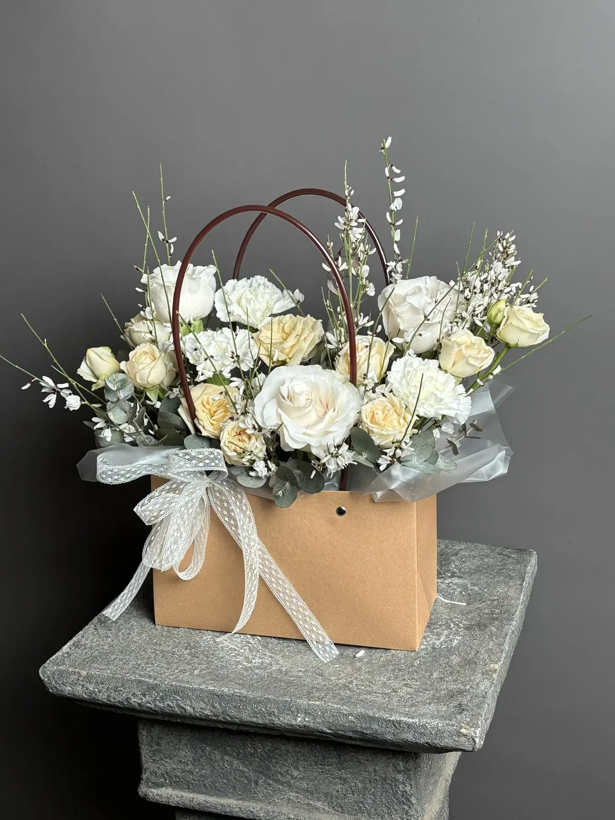 Нежная композиция с пионовидными розами - фото 1