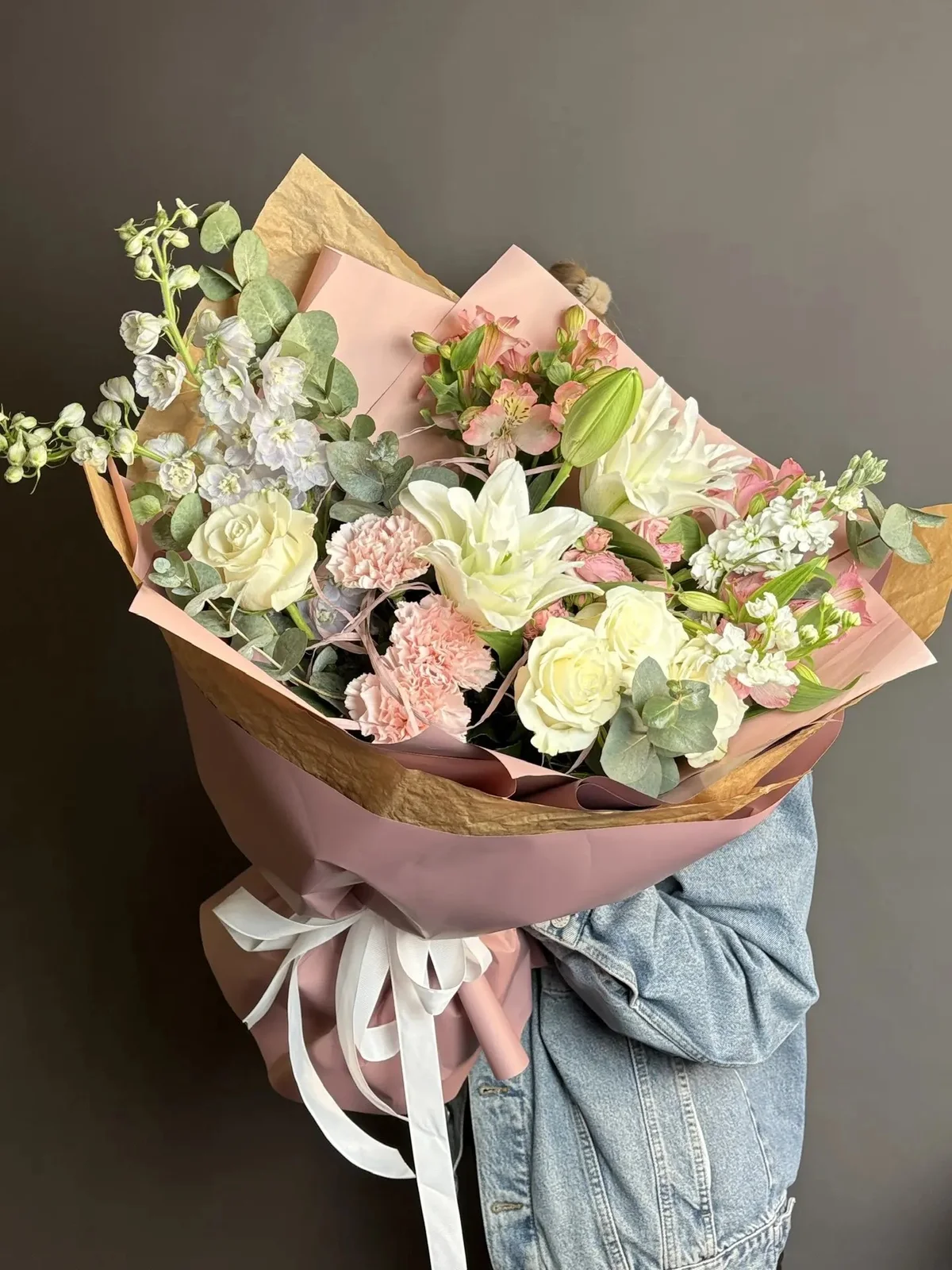 Букет с лилией и кустовыми розами