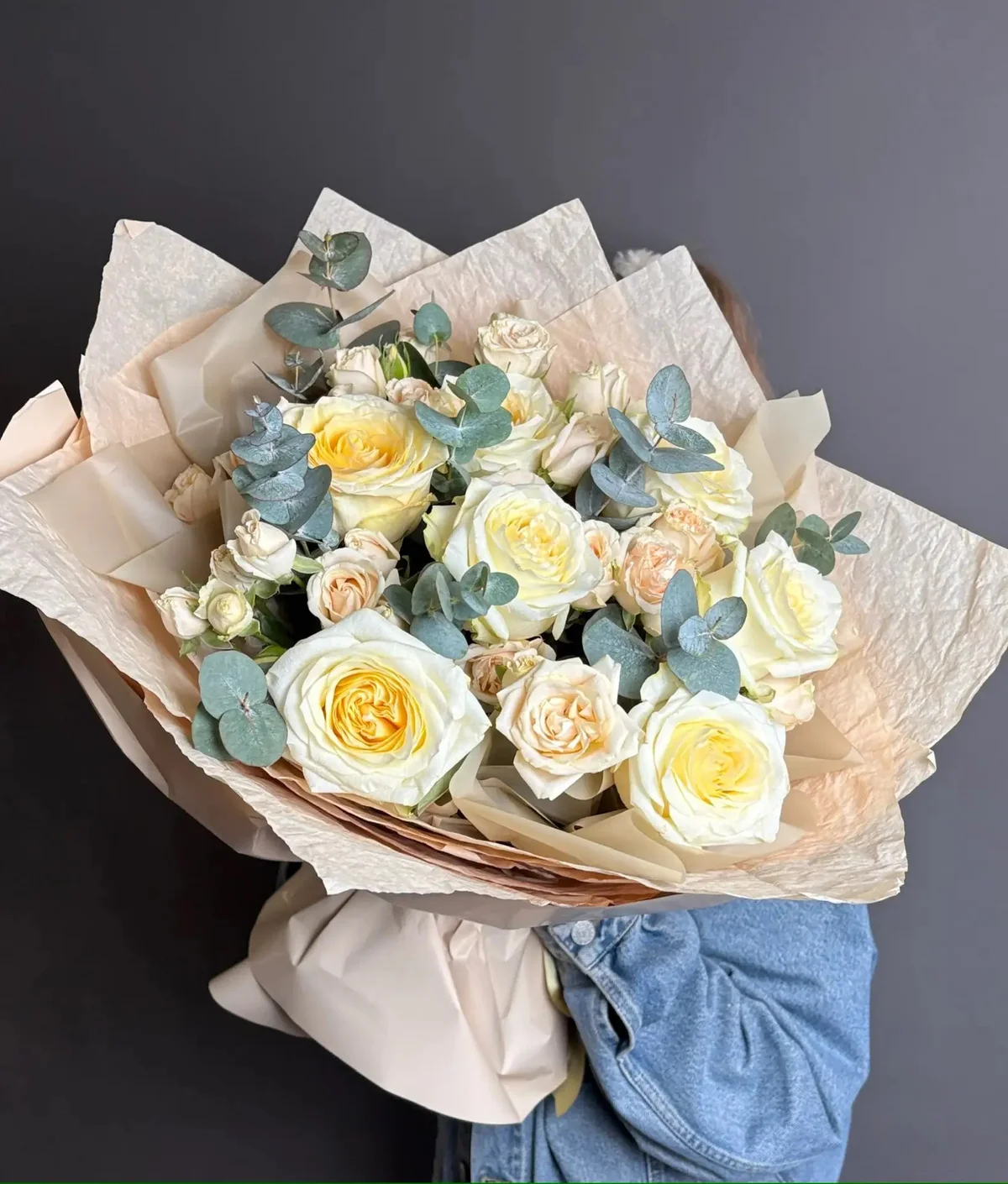 Букет с кремовыми розами