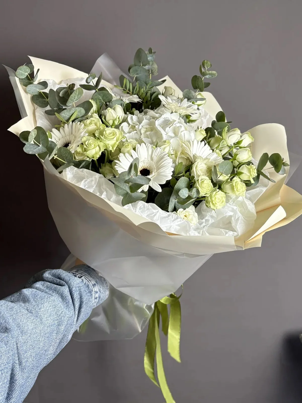 Букет с гортензией и герберами