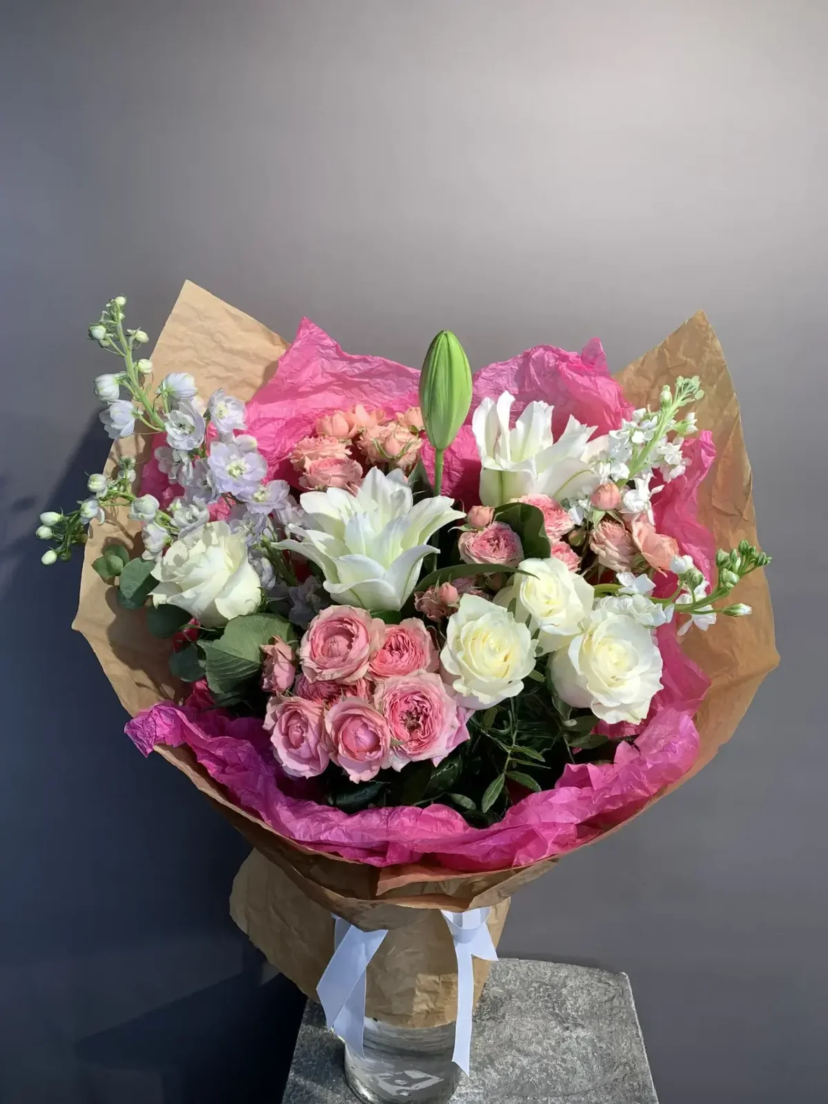 Букет с лилией и кустовыми розами - фото 1