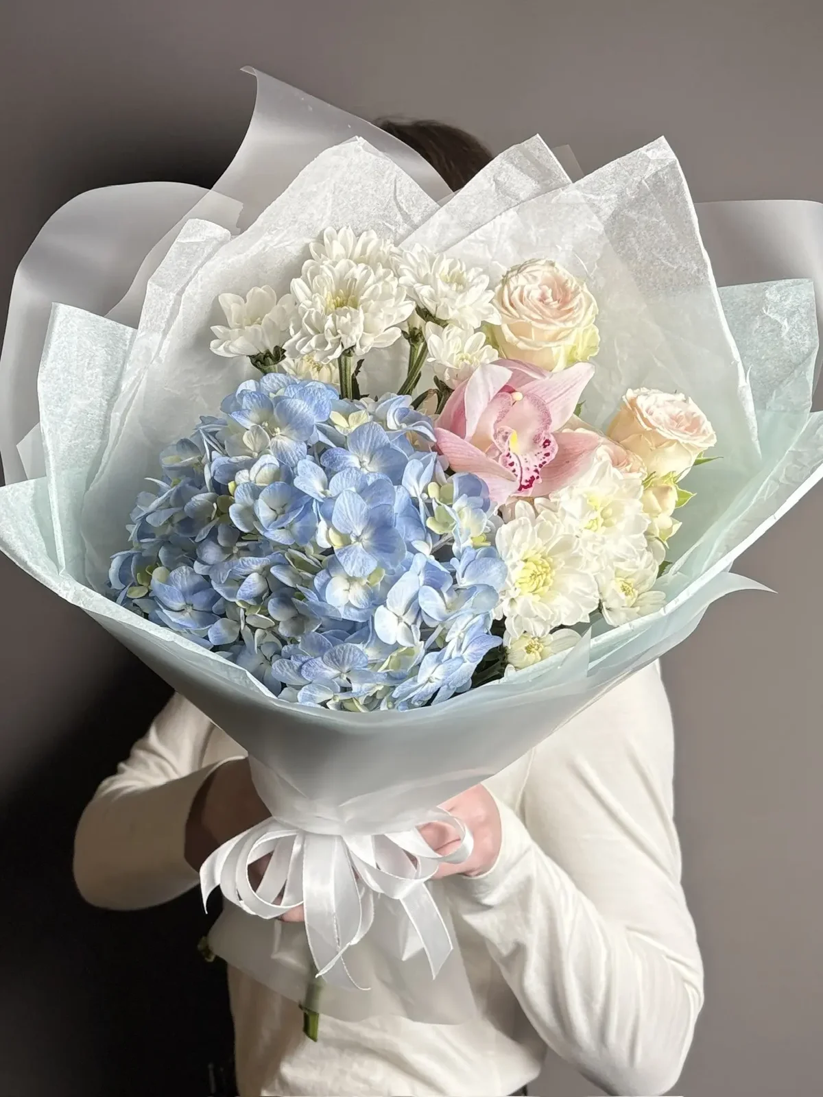 Букет с гортензией и розовой орхидеей