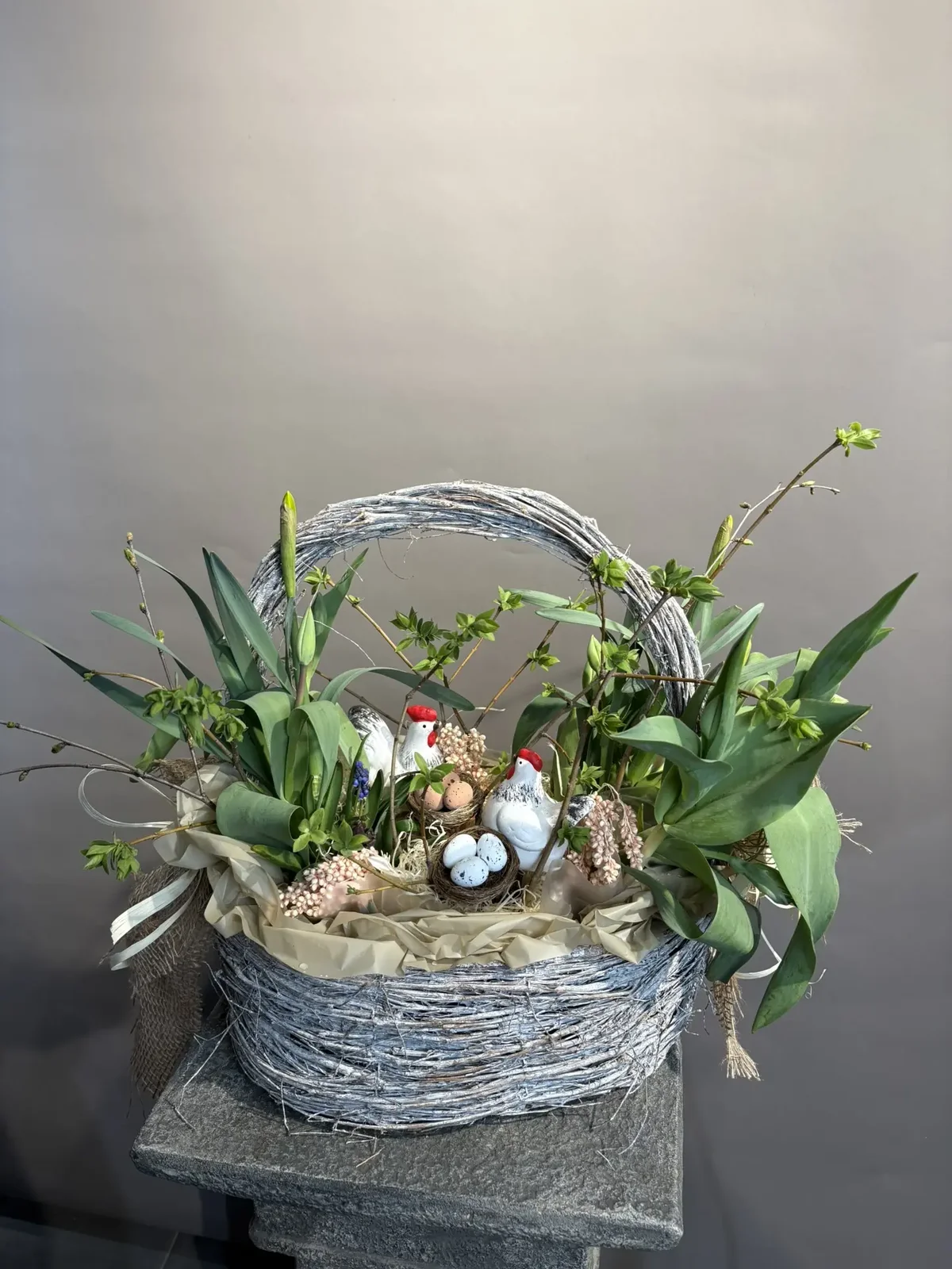 Пасхальная корзинка с нарциссами и тюльпанами - фото 1