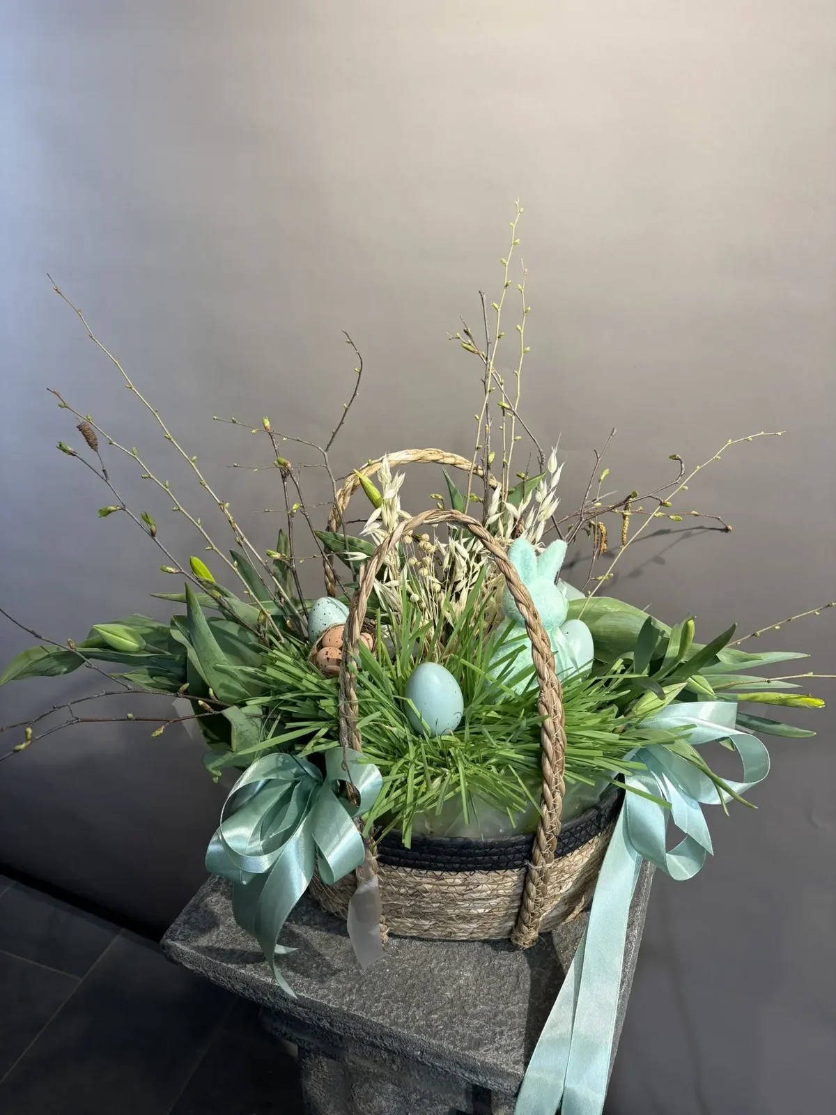 Композиция с живыми луковицами нарциссов и тюльпанов - фото 1