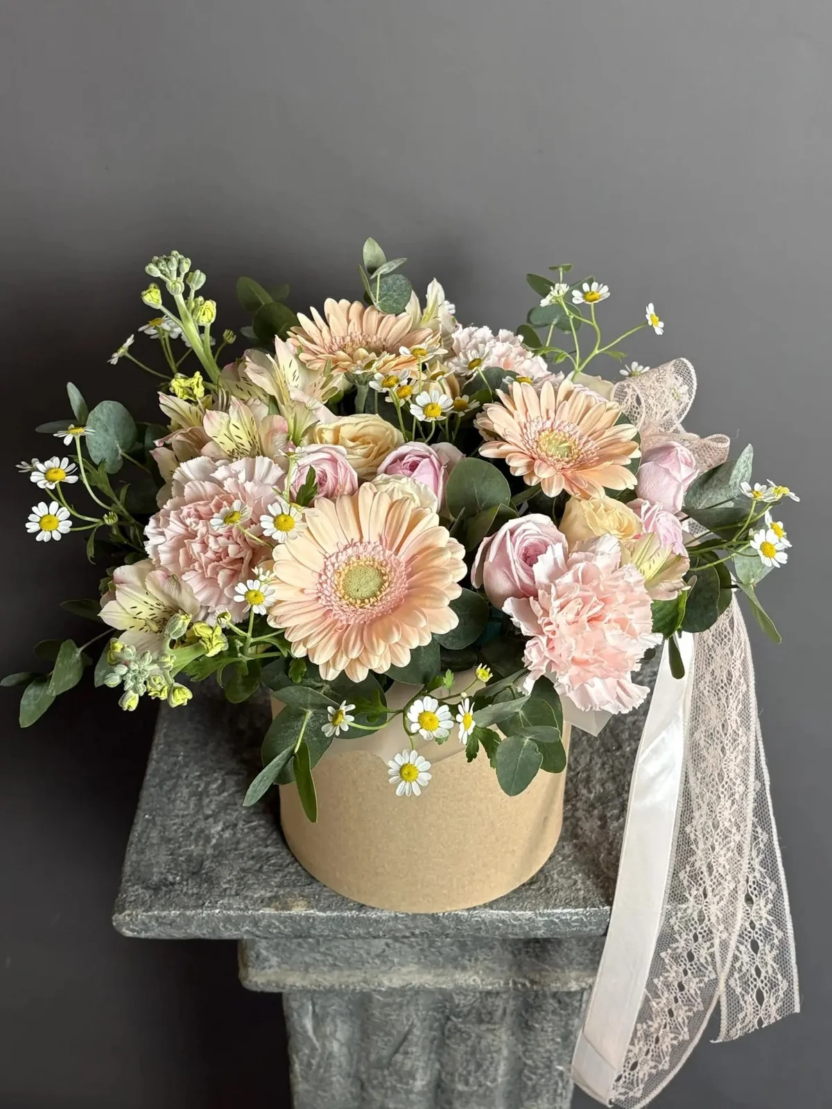 Композиция с герберами и кустовыми розами