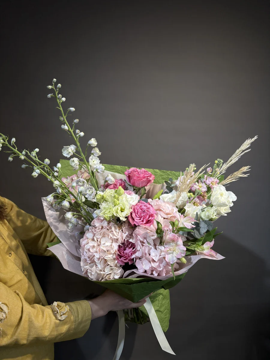 Авторский букет с дельниумом для особых случаев