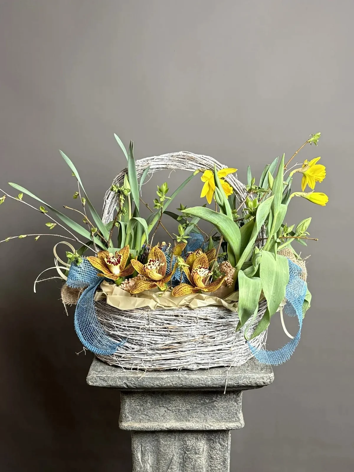 Композиция с желтыми орхидеями, нарциссами