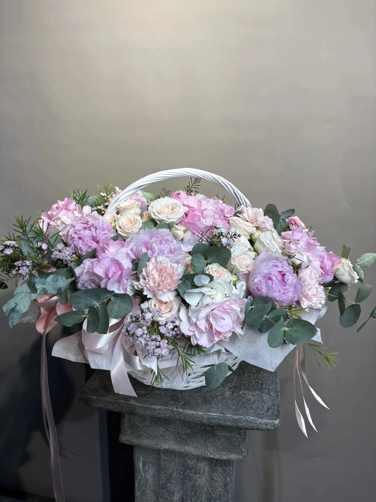 Корзина в нежных оттенках с пионами