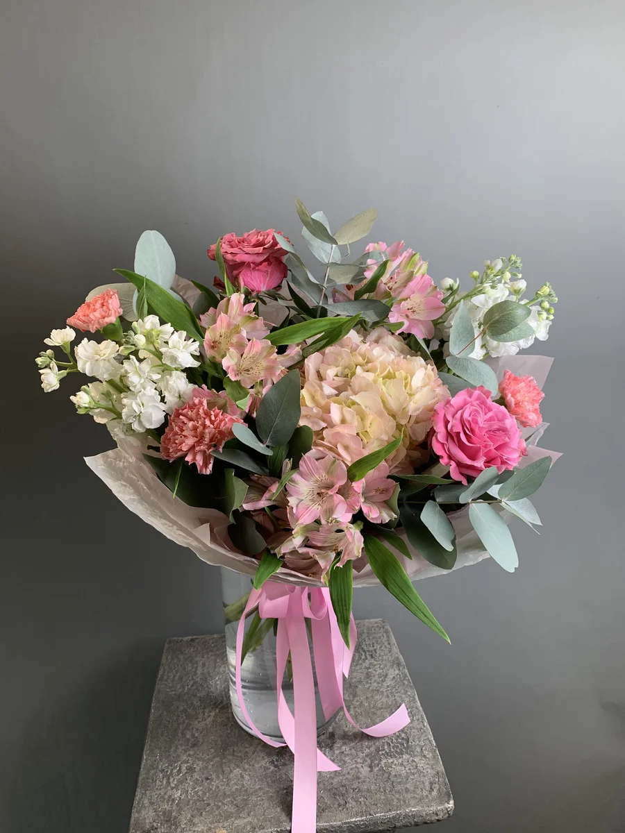 Пышный букет в нежных розовых оттенках