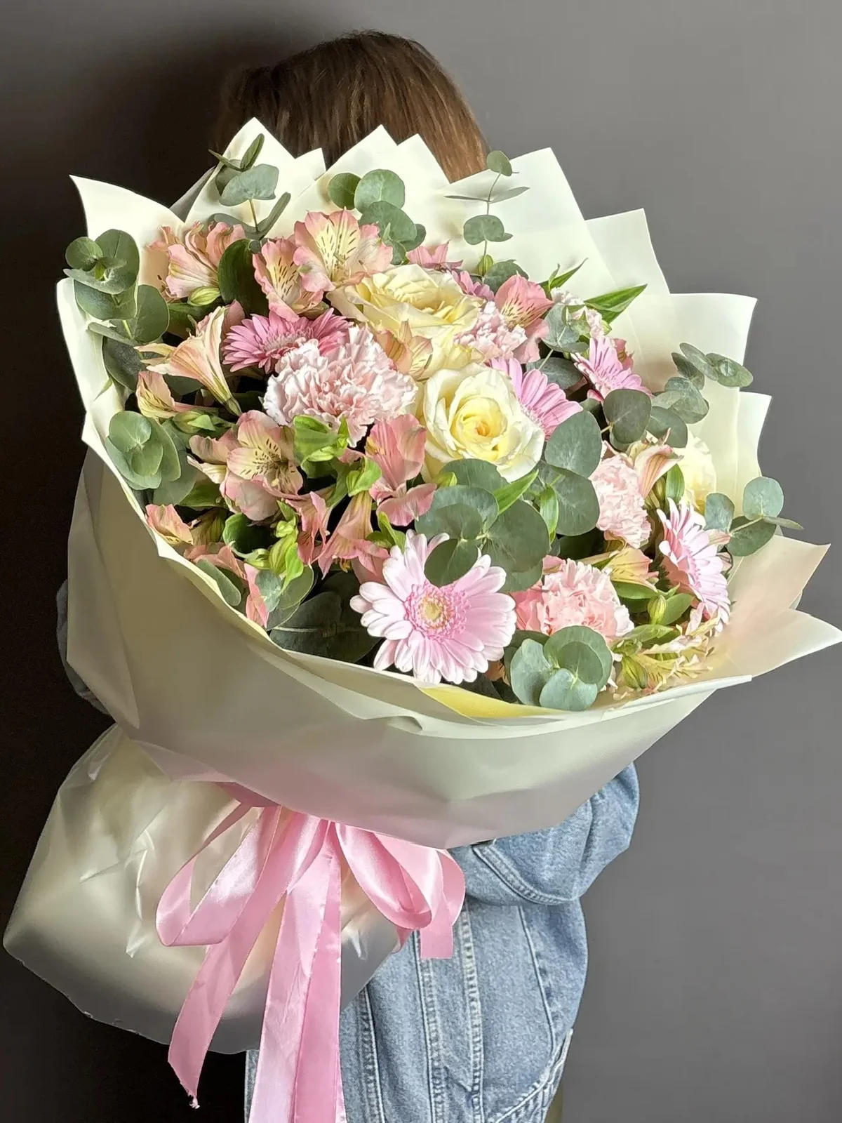 Букет с герберами, розами и альстромериями