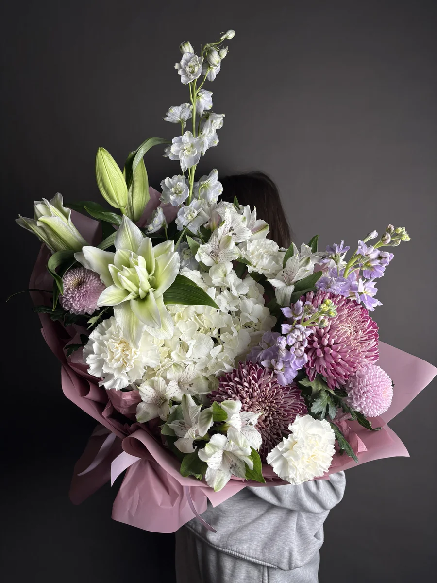 Букет с белой гортензией и голубым дельфиниумом