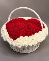 Корзина из роз «Сердце любви» ❤️ - миниатюра 1