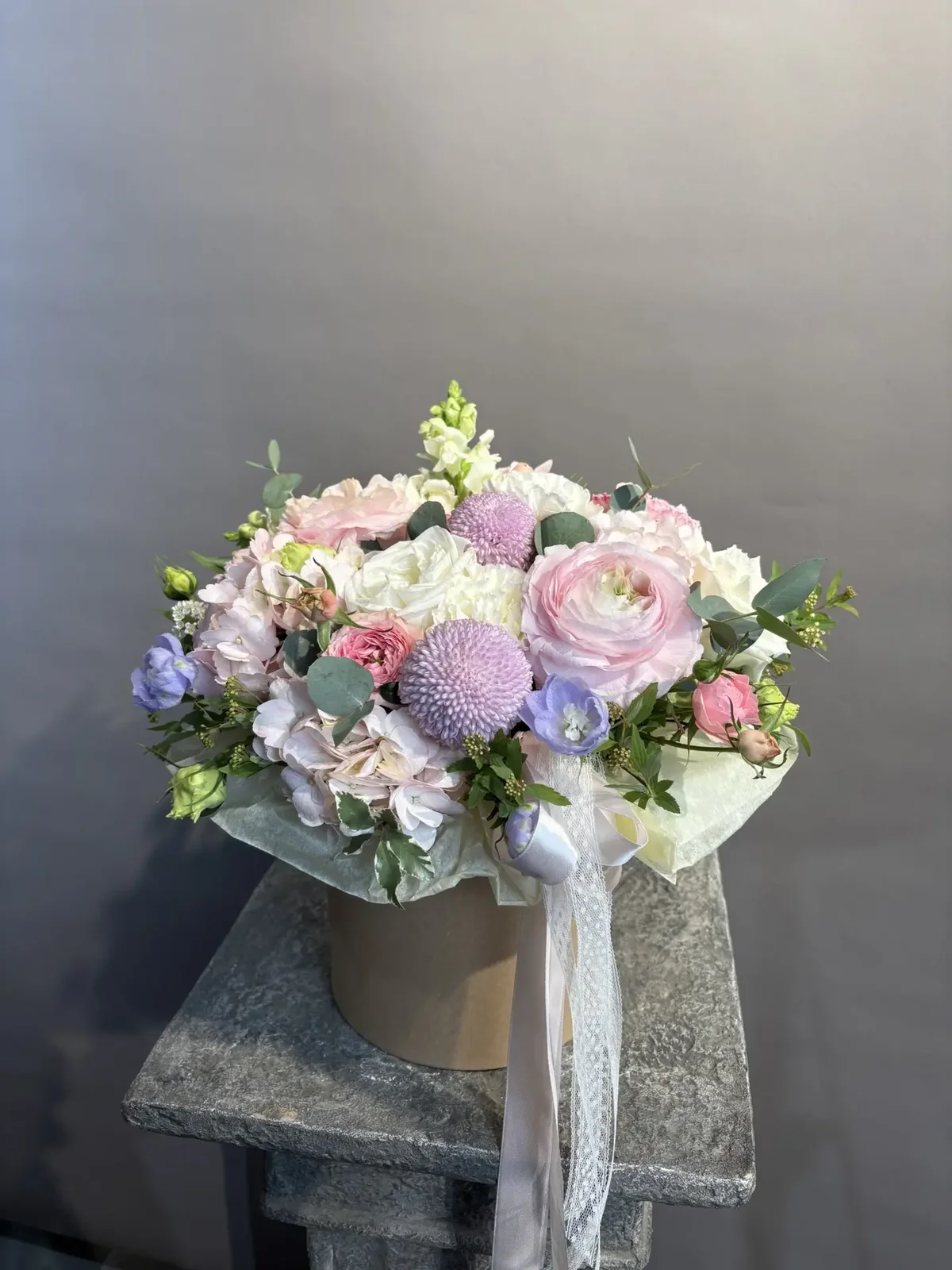 Композиция в нежных оттенках с ранункулюсами и хризантемами момоко - фото 1