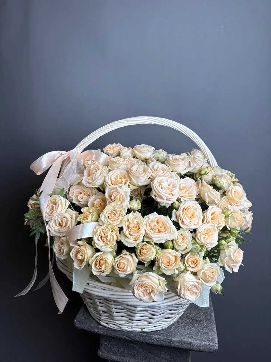 Моно корзина нежных кустовых роз