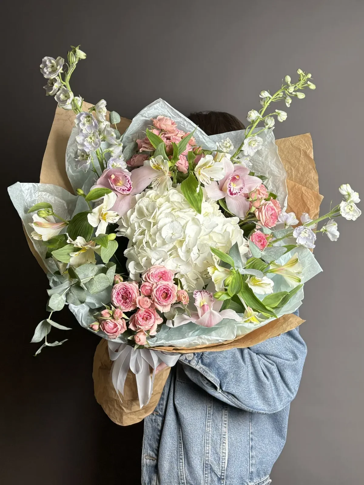 Букет с гортензией и орхидеями