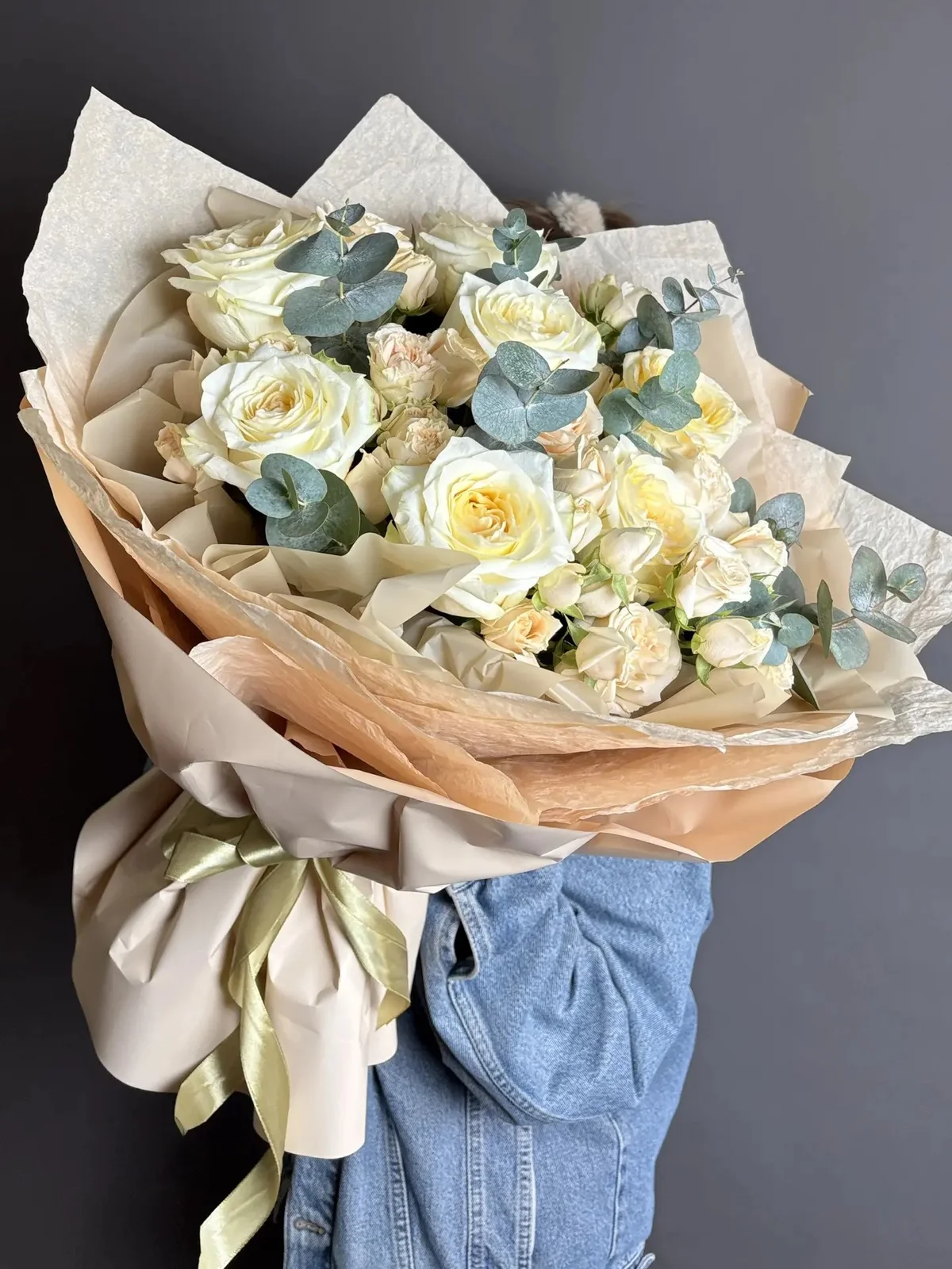 Букет с кремовыми розами