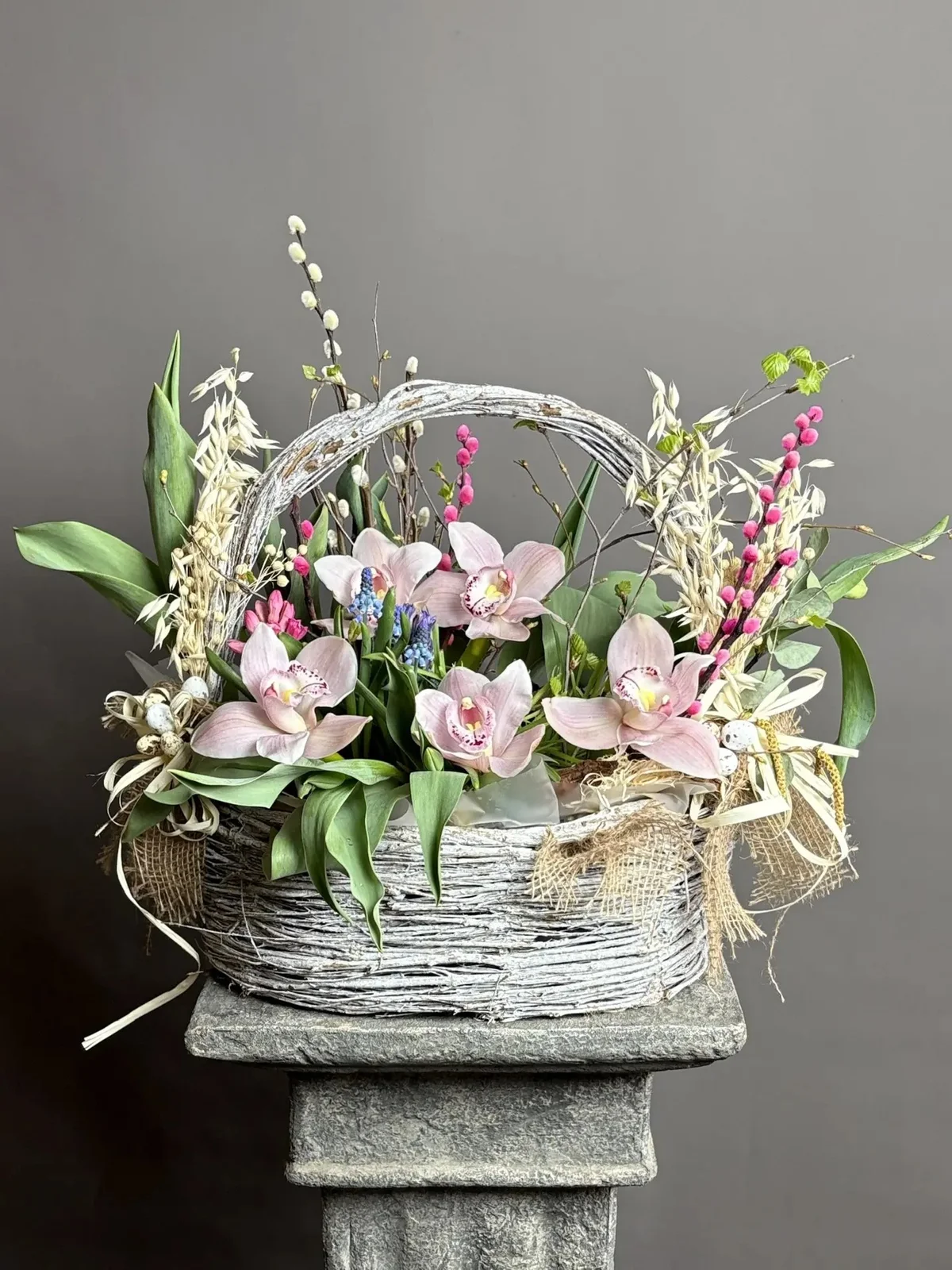 Композиция с нежными орхидеями в окружении весеннего декора