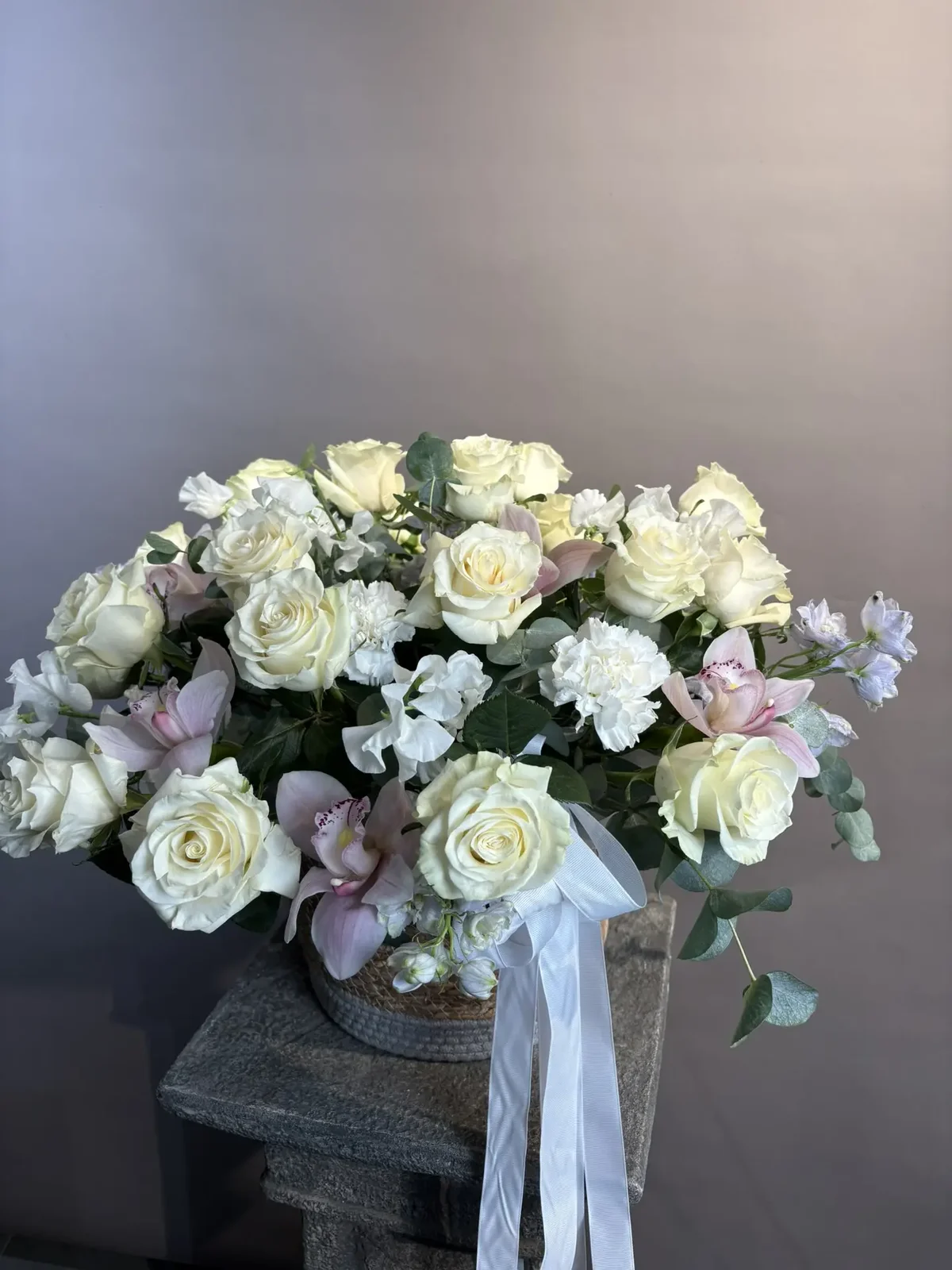 Корзина с розами сорта "Mondial" - фото 1