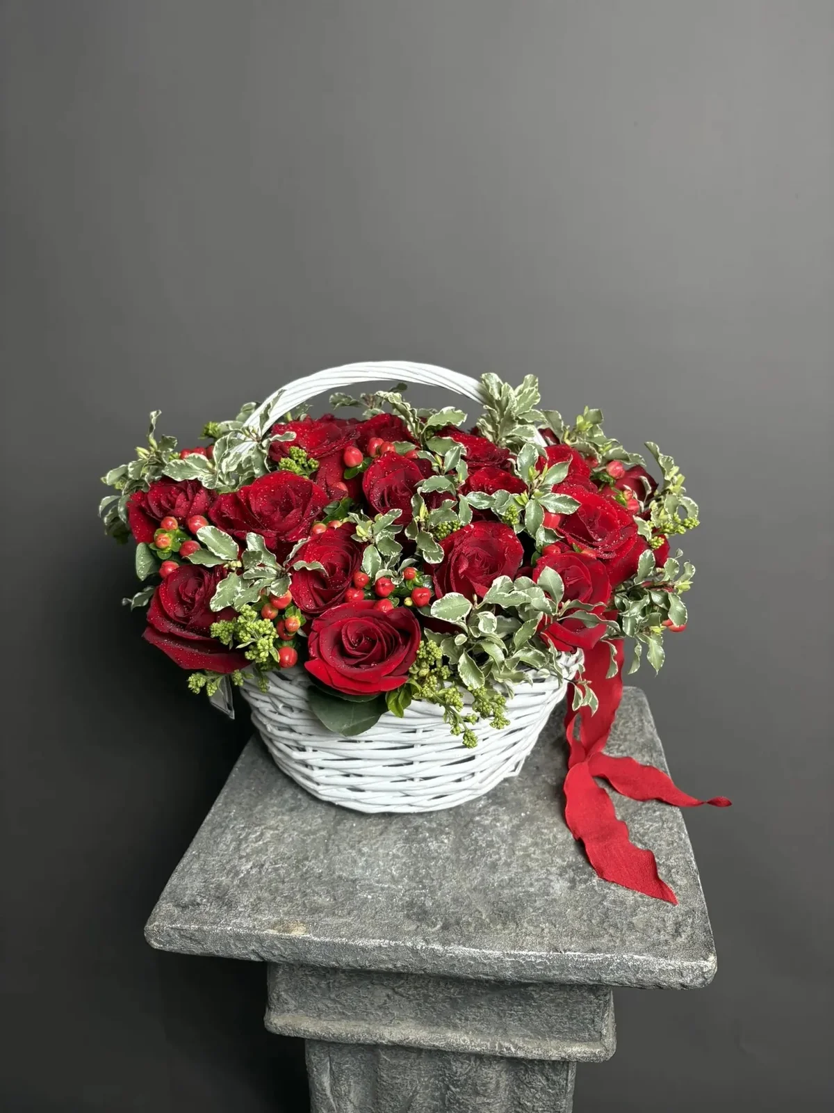 Корзина с красными розами