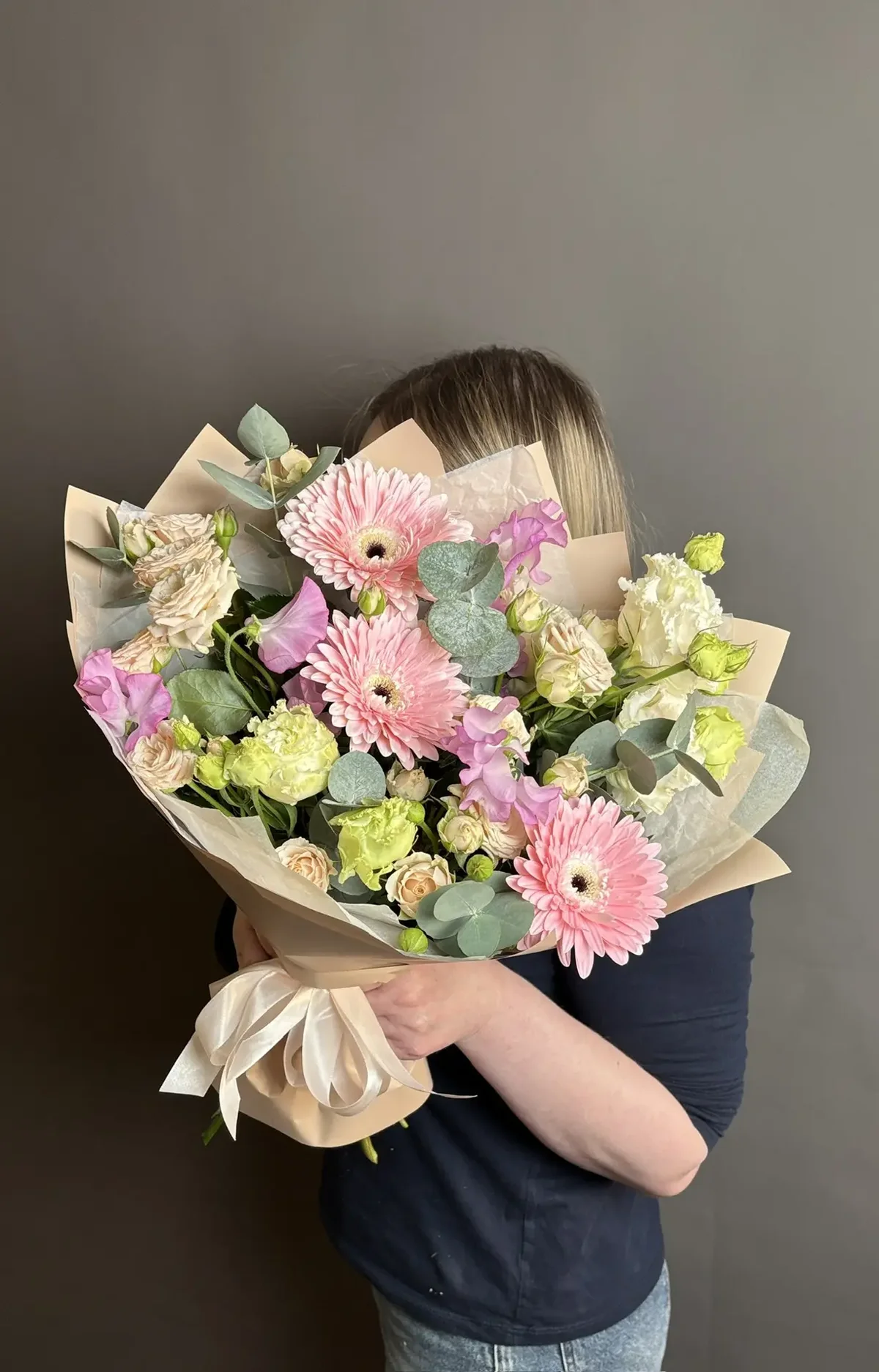 Букет с герберами, эустомой и эвкалиптом - фото 1